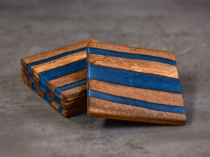 Ensemble de sous-verres en bois et résine fabriqués à la main en bois d'acacia avec support (Ensemble de 4) - Product Image 5