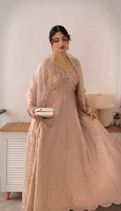 Hermoso Salwar Kameez de Diseño FATEMA FASHION en Georgette Pesado con Forro y Bordado y Dupatta para Fiestas de Secado Rápido - Product Image 3