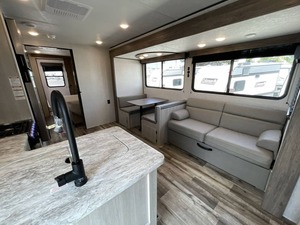 รถบ้านใหม่เอี่ยมปี 2025 รุ่น C-R-O-S-S-R-O-A-D-S RV ZINGER 390DB มีจำหน่ายแล้ว - Product Image 4