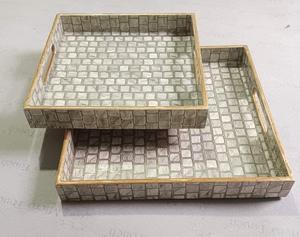 Vente chaude Plateau en bois d'acacia de forme ronde fait à la main avec impression en émail et poignées en métal Plateau en bois imprimé personnalisé - Product Image 3