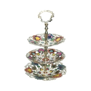Frutero de latón de tres niveles redondo hecho a mano de alta calidad con hermoso grabado pulido acabado para uso en la cocina - Product Image 3