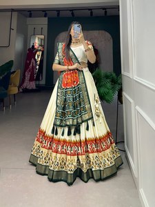 Designer traditionnel Navratri Lehenga Choli avec broderie lourde, travail en miroir et Dupatta pour la nuit Garba & Dandiya - Product Image 2