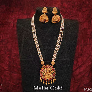 Pendentif élégant de bijoux de temple pour les femmes pendentif traditionnel indien plaqué or idéal pour les festivals, les mariages et les cadeaux - Product Image 2