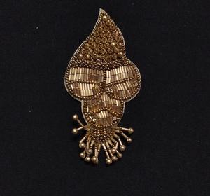 Broche unique faite à la main avec des perles, design de broderie de perles de rocaille, broche de luxe en perles de rocaille par glowin fashion - Product Image 1