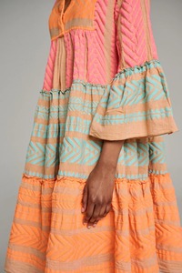 Nouvelle arrivée d'été Les femmes portent une belle robe midi à volants texturée en V, parfaite pour les événements d'été et les occasions décontractées. - Product Image 3