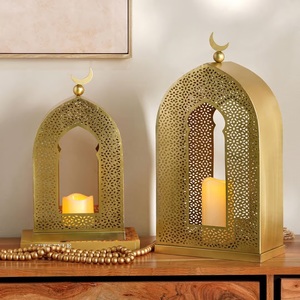 โคมไฟโค้งโลหะสีทองพร้อมดีไซน์ลายฉลุรูปพระจันทร์เสี้ยว ให้แสงเทียนอบอุ่น เหมาะสำหรับตกแต่งบ้านในเทศกาลต่างๆ - Product Image 3