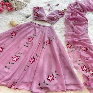 ชุดเลเฮนกาโชลีแบบวาดมือดีไซน์เนอร์ VASTRA COTTAGE รุ่น Fandy Crush พร้อมเลเฮนกาทรงบานเต็มตัว เสื้อปักลายบุฟองน้ำ ผ้าคลุมไหล่ ชุดออกแบบโดยดีไซน์เนอร์ - Product Image 5