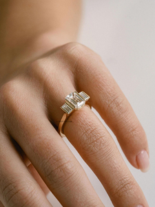 Bague élégante 3.35 TC allongée en moissanite coupe émeraude avec trois pierres et accents de baguette bague de cadeau de mariage de réglage de barre classique - Product Image 5