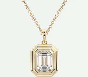 Colgante con Bisel Inspirado en el Estilo Decorativo, con Moissanita VVS en Corte Baguette, Diseño Hip Hop con Incrustaciones de Plata Bicolor y Oro como Material Principal - Product Image 1