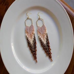 Hermosos pendientes largos con cuentas de semillas chapadas en oro de latón hexagonal para mujeres y niñas en fiesta de boda, Hldi , Mehendi Wear - Product Image 2