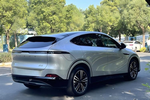 รถยนต์ไฟฟ้า Xpeng G6 ปี 2023 รุ่น 5 ที่นั่ง SUV ขับเคลื่อนล้อหลัง พลังงานใหม่ เกียร์อัตโนมัติ เบาะหนัง ล้อแม็ก R20 พวงมาลัยซ้าย ภายในสีเข้ม พร้อมหลังคาซันรูฟ - Product Image 5