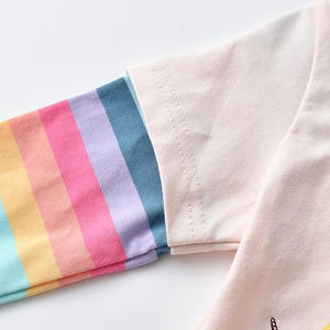 T-shirt en tricot imprimé numérique pour femmes, motif tendance, tissu doux et confortable, style décontracté, graphisme moderne et lumineux - Product Image 3