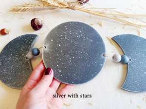 Tenture murale en bois ethnique faite à la main avec broderie Kutchi traditionnelle, un ajout artistique riche à la maison culturelle Drcor - Product Image 6