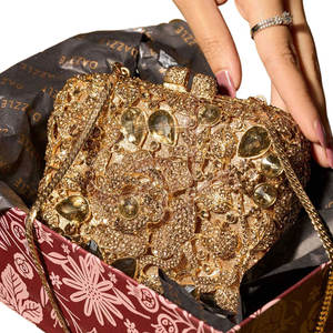 Pochette de soirée élégante Golden Gleam, structurée, carrée, ornée de strass et de cristaux scintillants, de haute qualité - Product Image 2