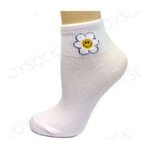 FOYSOCK KOREA OEM ODM graziose calze ricamate con Logo personalizzato con equipaggio alla caviglia in morbido cotone alla moda Smile Flower Design calzino da donna - Product Image 4