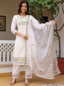 Diseño de yugo floral con lentejuelas de algodón puro Kurta recto con pantalones y Dupatta - Product Image 4