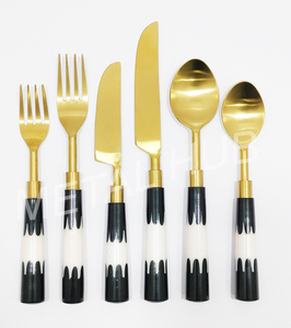 El mejor juego de cubiertos de acero inoxidable con elegantes manijas de resina en blanco y negro para decoración de comedor moderna de la India - Product Image 1