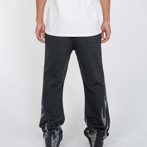 ชุดวอร์มผู้ชายมีฮู้ดประดับเพชรเทียม สำหรับฤดูหนาว ปี 2025 คุณภาพสูง ผลิตจากผ้าฝ้าย 100% เป็นมิตรกับสิ่งแวดล้อม ผลิตในปากีสถาน บริการ OEM จากผู้ผลิตที่ดี - Product Image 2