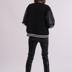 Veste de style universitaire noire pour femmes, manches en cuir, bordure côtelée rayée, style urbain surdimensionné, mode streetwear. - Product Image 3