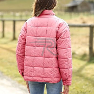 เสื้อแจ็คเก็ตพัฟเฟอร์หนาสำหรับผู้หญิงและผู้ชาย ผ้าโพลีเอสเตอร์ 100% ระบายอากาศได้ดี ปิดด้วยซิป มีกระเป๋าแบบจิงโจ้ คอเสื้อแบบคอกลม คุณภาพสูงสำหรับฤดูใบไม้ร่วง - Product Image 5