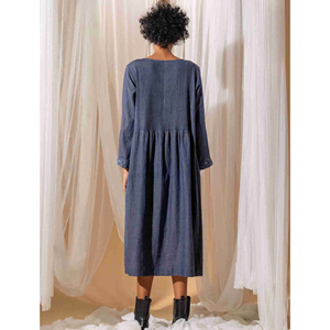 Vestido RAKA de Algodón Tejido a Mano - Azul Denim Casual, Largo hasta la Rodilla, Estampado Floral, Transpirable, Sostenible, Tallas S/M/L, Volantes Caídos, Completo - Product Image 2