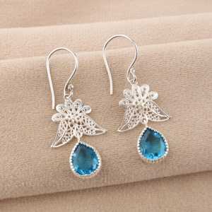 Boucles d'oreilles clous en argent sterling plaqué or avec topaze bleue, bijoux bleus uniques, pierre de naissance de décembre, cadeau d'anniversaire - Product Image 4