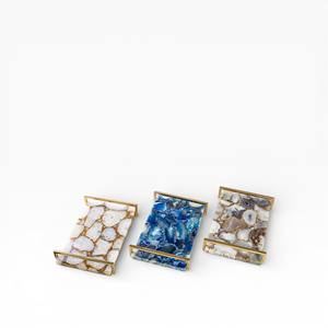 Ensemble de deux plateaux décoratifs ronds à motif de marbre vert avec cadre en métal doré et poignées en forme d'anneau ouvert - Product Image 6