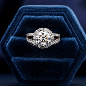 Prix de gros Bagues en or blanc plaqué 10k-18k avec diamant de laboratoire 1 carat serti clos, Bijoux de mode pour fiançailles, mariage et fête - Product Image 2