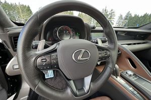 Lexus LC 500 Inspiration Series 2020 d'occasion en excellent état, 6 500 milles, vert Nori nacré, moteur V8 5.0L, l'un des 100 exemplaires fabriqués - Product Image 4