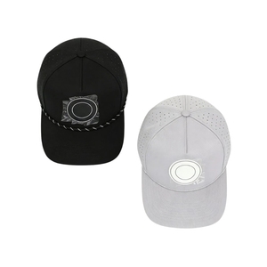 โรงงานผลิตหมวกกอล์ฟประสิทธิภาพสูง ตัดรูด้วยเลเซอร์ ระบายเหงื่อได้ดี พร้อมโลโก้ซิลิโคนแบบกำหนดเอง หมวกกีฬาปีกหมวกแบบบิดเกลียวพร้อมเชือก - Product Image 5