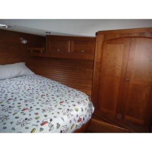 Barco deportivo fluvial de aluminio y fibra de vidrio Sabre 48 Salon Express 2018 para patrullaje, pesca y transporte, con soldadura de alta calidad. - Product Image 6