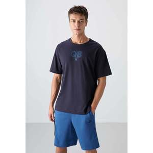 เสื้อยืดคอกลมโอเวอร์ไซส์พิมพ์ลายสำหรับผู้ชาย Tommylife Wholesale รุ่น 88333 สีดำ - FIESTA - Product Image 2