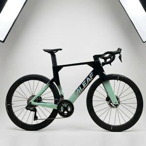 Vélo de route complet en carbone avec frein à disque, géométrie aérodynamique et <span class=keywords><strong>Shimano</strong></span> <span class=keywords><strong>105</strong></span> - Product Image 1