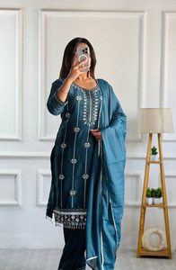 Ensemble Kurta en rayonne de viscose brodée traditionnelle pour femmes robe longue pakistanaise pour les occasions décontractées et les fêtes cousues pour adultes - Product Image 4
