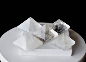 Vente en gros de mini-pyramides en quartz cristal transparent, best-sellers, pour la méditation et la décoration - Product Image 4