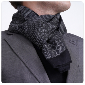 Exve Exclusivo y Elegante Juego de Bufanda, Gorro y Guantes con Patrón Cuadrado Jacquard Tejido a Doble Cara en Negro y Plata, Turquía - Product Image 1