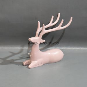 Derniers designs de statue artistique de renne rose clair avec un look contemporain Superbe pièce maîtresse de Noël pour les intérieurs de maison - Product Image 1