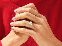 Bague en moissanite plaquée or en argent sterling 925, sertie à griffes, faite à la main, de haute qualité, classique, pour femme, cadeau de fiançailles ou de mariage