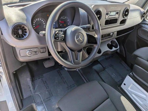 W1Y4KCHYXPT112199 Fourgon utilitaire pleine grandeur 2023, propulsion arrière, moteur diesel turbo 2.0L, 211 ch, couple de 450 Nm, vitesse maximale de 170 km/h, faible kilométrage - Product Image 2