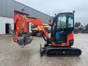 Mini-excavatrice Kubota U27-4 rouge sur chenilles, capacité de la benne de 0,12 m³, rayon de braquage court, composant moteur essentiel - Product Image 4