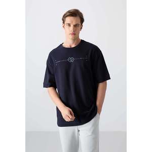 เสื้อยืดคอกลมโอเวอร์ไซส์พิมพ์ลายสำหรับผู้ชาย Tommylife Wholesale รุ่น 88323 สีดำ - สีน้ำเงินกรมท่า - Product Image 3