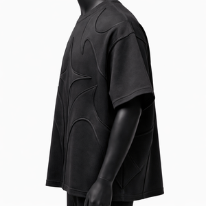 Camiseta de hombre negra de algodón con panel en relieve personalizado, estilo streetwear, corte y confección 3D, manga corta, a la moda, con cuello ringer. - Product Image 3