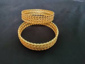 Brazaletes de precios directos del fabricante con metal dorado de 22 quilates, brazaletes de último diseño de forma redonda a la venta por exportadores - Product Image 3