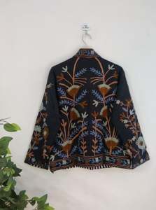 Chaqueta Corta de Mujer con Bordado Suzani Negro Hecho a Mano, Diseño Elegante para Invierno 2025, con Tela Lavada - Product Image 3