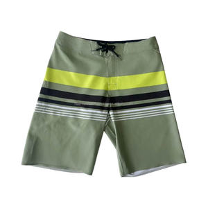 Shorts de plage pour hommes de marque avec logo OEM, séchage rapide, extensibles dans 4 directions, taille fixe avec cordon de serrage - Vente en gros de shorts de surf et de plage - Product Image 4