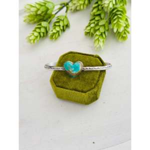 Brazalete en Forma de Corazón de Plata de Ley y Turquesa Kingman Donovan Skeets, Accesorio de Moda - Product Image 1