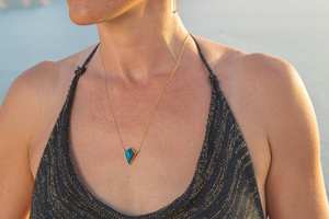 Collier Labradorite en or avec chaîne en plaqué or 24K Pendentif élégant en pierres précieuses Cadeau pour elle - Product Image 2