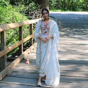 Ensemble brodé de paillettes indiennes Readymade Sharara Gharara Kurti, tissu Georgette, ensemble de 3 pièces de vêtements ethniques de créateur pakistanais - Product Image 3