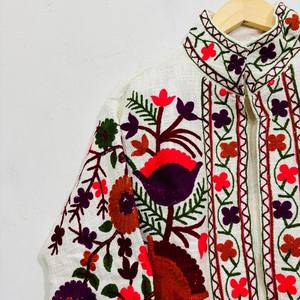 Veste Suzani florale de qualité durable, élégante et fabriquée à la main, manteau ethnique brodé coloré disponible à un prix attractif - Product Image 4