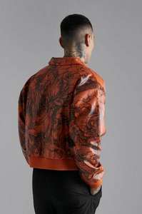 Chaqueta de bombardero estampada recortada naranja de cuero de vaca genuino para hombre, chaqueta de bombardero con cremallera y hombros caídos - Product Image 4